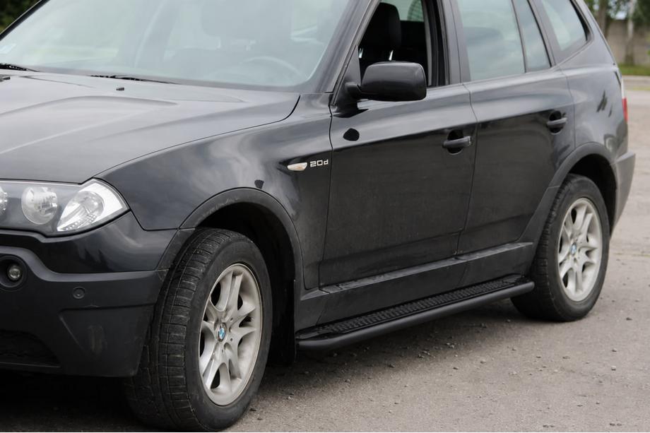 BMW X3 E83 2003–2010 Stranske stopnice KB001 Black (nerjaveče jeklo) Image