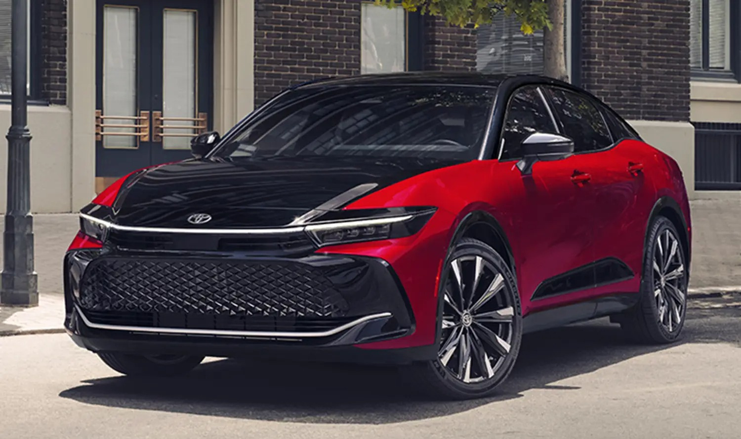 Toyota Crown 2027: nov hibrid THS 5, štirikolesni pogon in prenovljena zasnova
