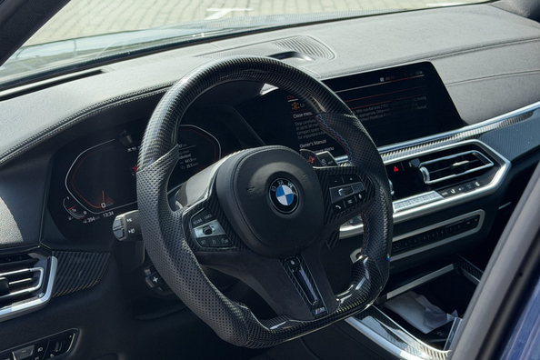 BMW X5 G05 2018 → X5M 2025: celovita prenova s karbonskim bodykitom in M-volanom