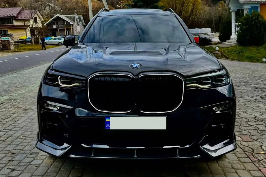 BMW X7 G07: karbonski tuning sprednjega odbijača in LED maska