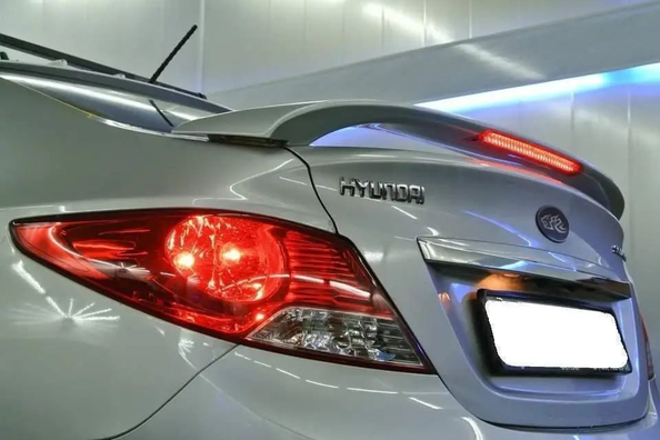 Hyundai Accent 2011–2017: montaža spojlerja – naše izvedbe Fotografija 3