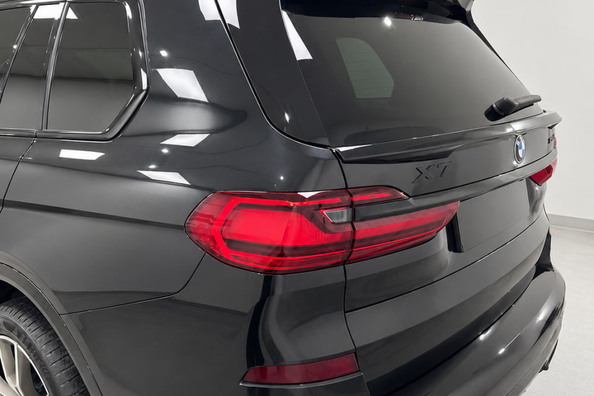 BMW X7 G07 2019–2022: vgradnja body kita Paradigm Black Knight V2 na M-Sport — naše delo Fotografija 1
