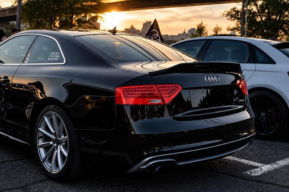 Audi A5 2007–2015 Spojler Caratere Style (za Coupe, sijaj črna) Fotografija 1