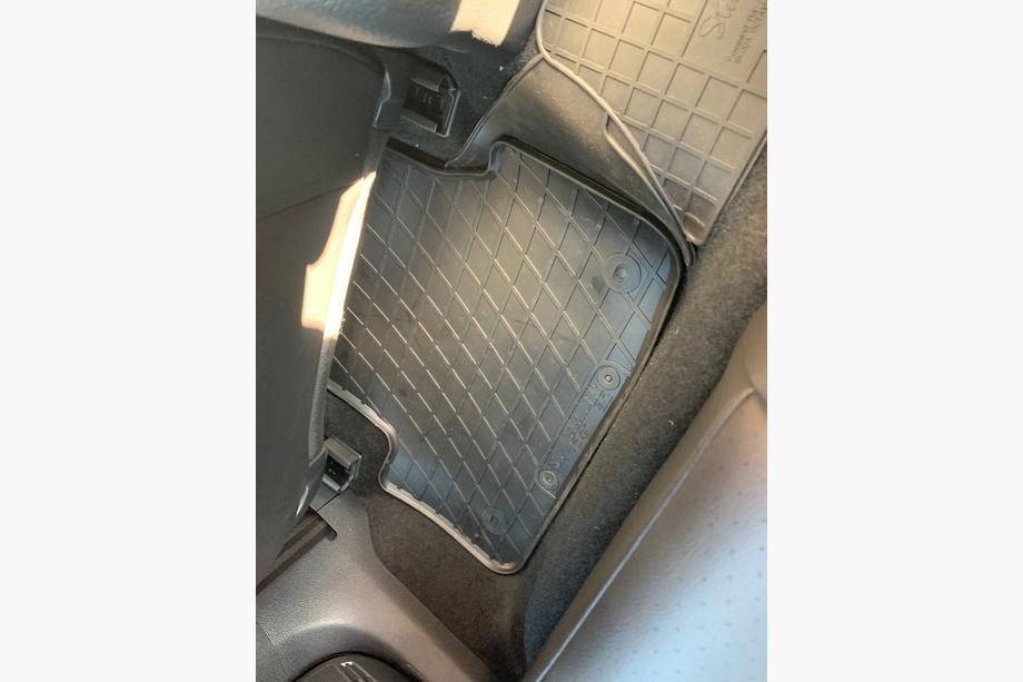 Volkswagen Golf 7/E-Golf 2012–2020 Gumijasti tepihi za potniški prostor (4 kosi, Stingray Premium) Fotografija 6