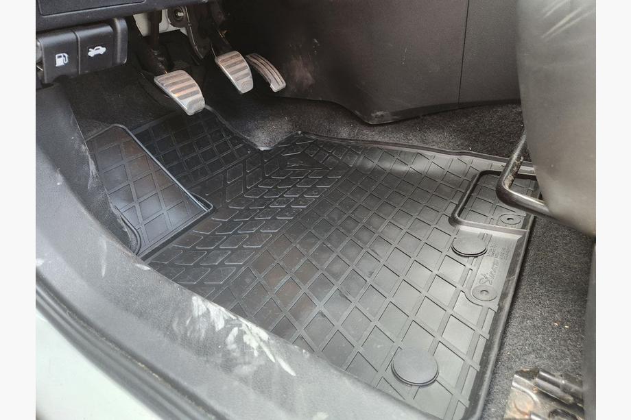 Nissan Qashqai 2010–2014 Gumijasti tepihi za potniški prostor (4 kosi, Stingray Premium) Image