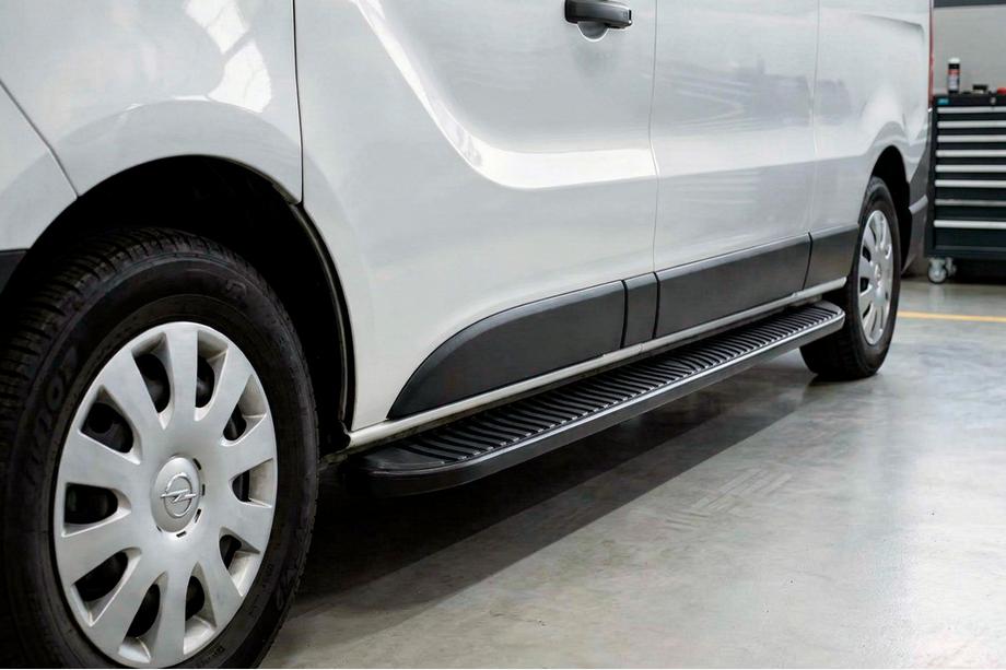 Opel Vivaro 2015–2019 Stranski pragovi Tayga Black (2 kos, aluminij) Image