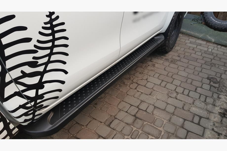 Toyota Hilux 2015– Bočne stopnice Allmond Black (2 kos, aluminij) Image