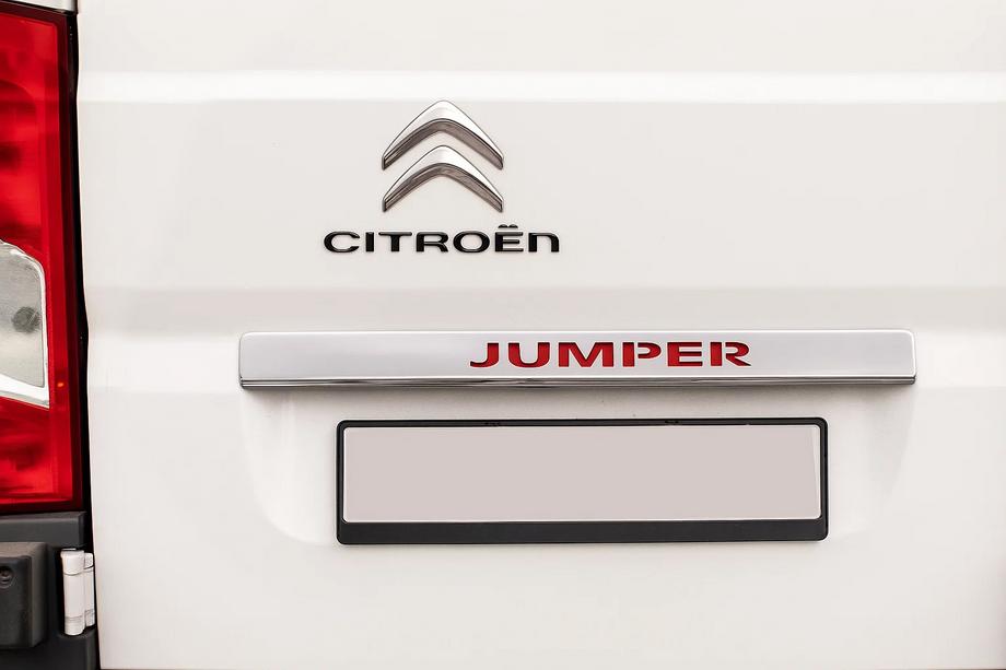 Citroen Jumper 2007–2025 Kromirana letev nad registrsko tablico z rdečo LED osvetlitvijo (nerjavno jeklo) Image