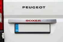 Peugeot Boxer 2006–2025 Kromirana letev nad registrsko tablico z rdečo LED osvetlitvijo (nerjavno jeklo) fotografija 1