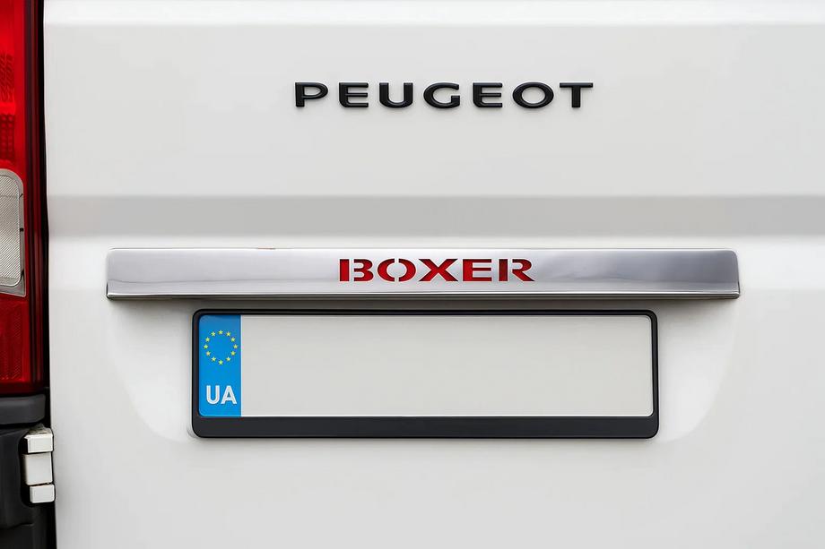 Peugeot Boxer 2006–2025 Kromirana letev nad registrsko tablico z rdečo LED osvetlitvijo (nerjavno jeklo) Image