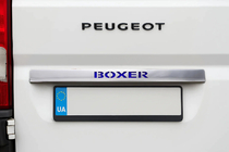 Peugeot Boxer 2006–2025 Kromirana letev nad registrsko tablico z modro LED (nerjavno jeklo) fotografija 1