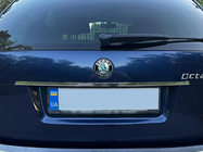 Skoda Octavia II A5 2010–2013 Kromirana letev nad registrsko tablico Carmos (nerjavno jeklo) fotografija 5
