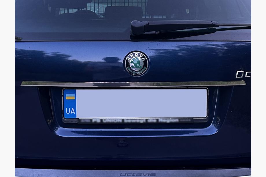 Skoda Octavia II A5 2010–2013 Kromirana letev nad registrsko tablico Carmos (nerjavno jeklo) Image