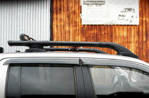 Volkswagen Amarok 2010–2022 Strešne sani Black Shark (s prečkami) fotografija 3