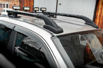 Volkswagen Amarok 2010–2022 Strešne sani Black Shark (s prečkami) fotografija 2