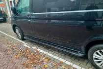 Volkswagen T6 2015–2024 Bočne stopnice Allmond Black (2 kos, aluminij) Dolga medosna razdalja fotografija 4