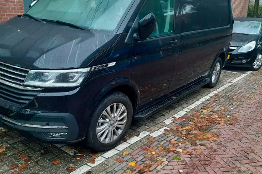 Volkswagen T6 2015–2024 Bočne stopnice Allmond Black (2 kos, aluminij) Dolga medosna razdalja Image