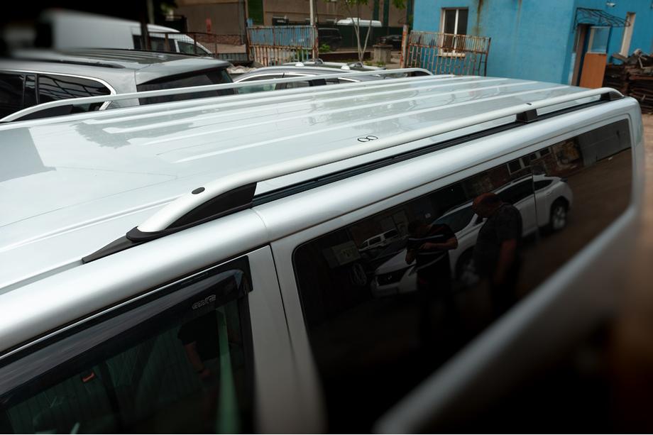 Volkswagen T6 2015–2024 Strešne vzdolžne letve CROWN (mat siva) Image