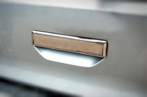 Volkswagen T6 2015–2024 Okrasni pokrov zadnje kljuke (nerjavno jeklo) OmsaLine - italijansko nerjavno jeklo fotografija 1