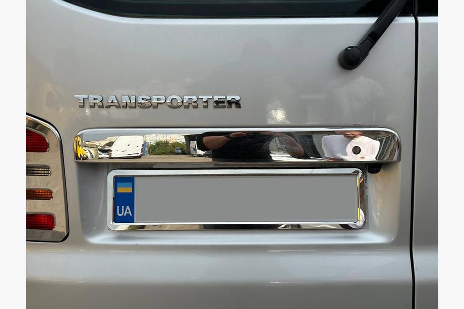 Volkswagen T5 Caravelle 2004–2010 Letvica nad registrsko tablico za krilna vrata (nerjavno jeklo) Carmos - turško nerjaveče jeklo Fotografija 8