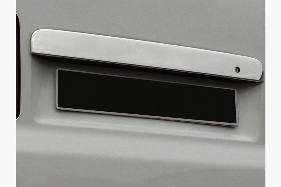 Volkswagen T5 Caravelle 2004–2010 Letvica nad registrsko tablico za krilna vrata (nerjavno jeklo) Carmos - turško nerjaveče jeklo Fotografija 2