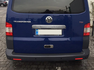 Volkswagen T5 2010–2015 Okrasna letvica iz nerjavečega jekla nad registrsko tablico za prtljažna vrata Transporter, OmsaLine - italijansko nerjavece jeklo fotografija 5