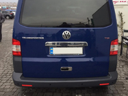 Volkswagen T5 2010–2015 Okrasna letvica iz nerjavečega jekla nad registrsko tablico za prtljažna vrata Transporter, OmsaLine - italijansko nerjavece jeklo fotografija 2
