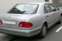 Mercedes E-class W210 1995–2002 Kromirana letev nad registrsko tablico (Sedan) Kromirana plastika fotografija 1