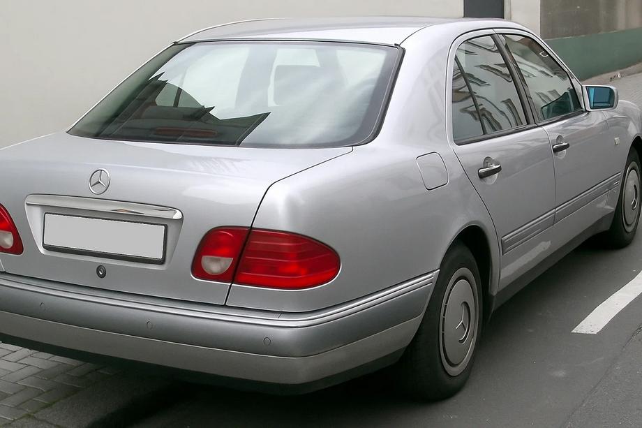 Mercedes E-class W210 1995–2002 Kromirana letev nad registrsko tablico (Sedan) Kromirana plastika Image
