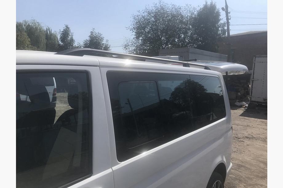 Volkswagen T5 Transporter 2003–2010 Črni strešni relingi Kratka medosna razdalja, plastične nogice Fotografija 9