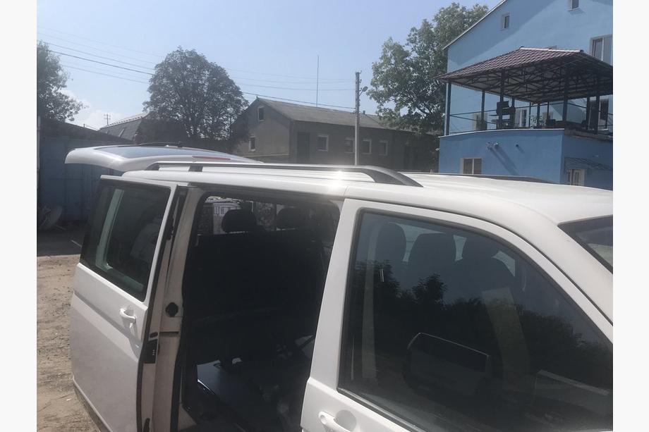 Volkswagen T5 Transporter 2003–2010 Črni strešni relingi Kratka medosna razdalja, plastične nogice Fotografija 10