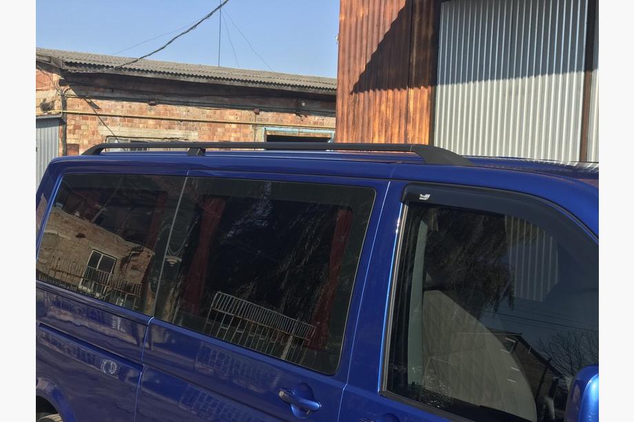 Volkswagen T5 Transporter 2003–2010 Črni strešni relingi Kratka medosna razdalja, plastične nogice Fotografija 6