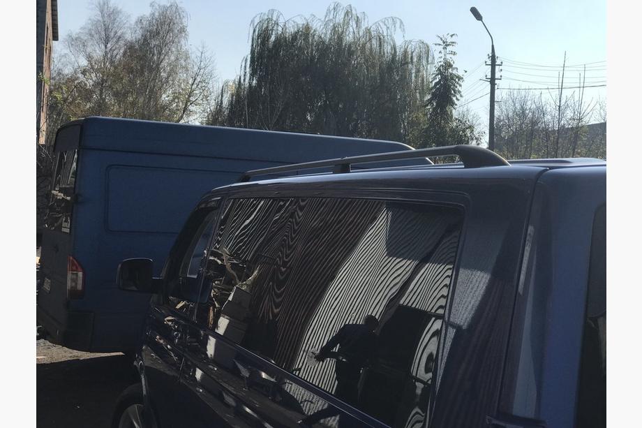 Volkswagen T5 Transporter 2003–2010 Črni strešni relingi Kratka medosna razdalja, plastične nogice Fotografija 8