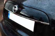 Nissan Juke 2010–2019 Kromirana letvica nad registrsko tablico (nerjavno jeklo) OmsaLine - italijansko nerjavno jeklo fotografija 3