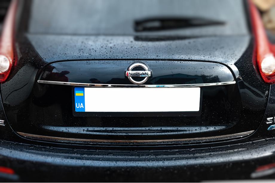 Nissan Juke 2010–2019 Kromirana letvica nad registrsko tablico (nerjavno jeklo) OmsaLine - italijansko nerjavno jeklo Image