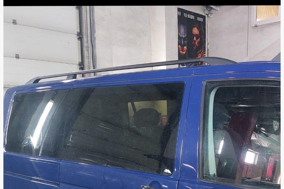 Volkswagen T5 2010–2015 Črni strešni relingi Kratka baza, kovinske noge Fotografija 17