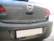 Opel Astra J 2009–2015 Nerjaveča zaščitna letvica roba prtljažnika fotografija 3