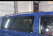 Volkswagen T6 2015–2024 Črni strešni relingi fotografija 18