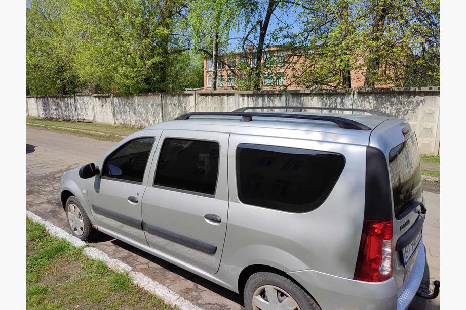 Dacia Logan MCV 2004–2014 Črne strešne vzdolžne letve Plastične pritrdilne noge Image