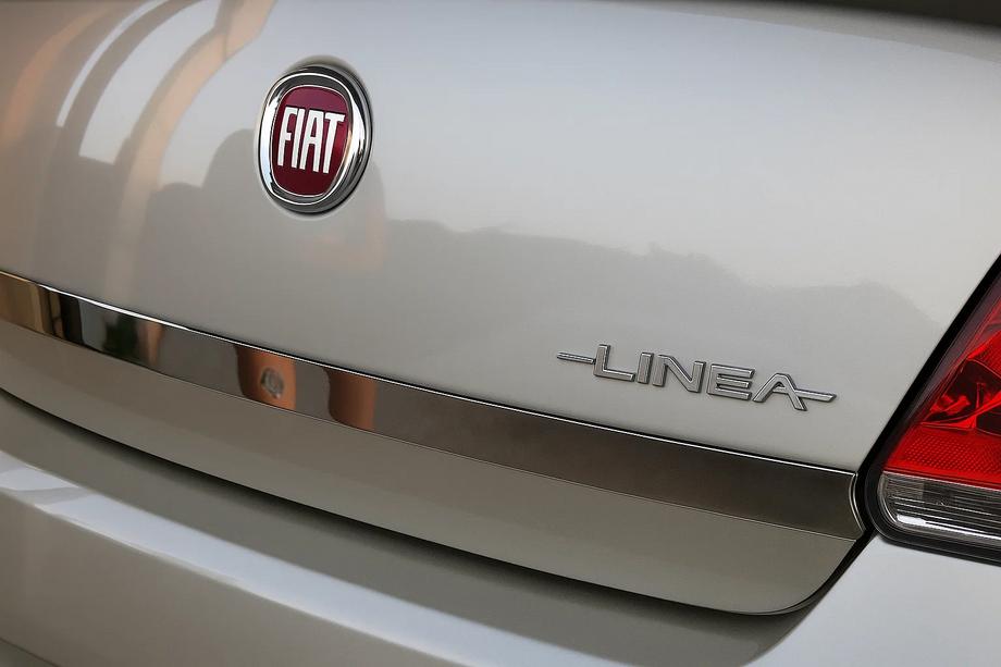 Fiat Linea 2006–2018 Okrasna letev za pokrov prtljažnika 2006-2012 (nerjaveče jeklo) Brez odprtine za ključ Fotografija 2