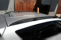 Toyota Rav 4 2006–2013 Črne turške strešne sani Kratka medosna razdalja, plastične nogice fotografija 4