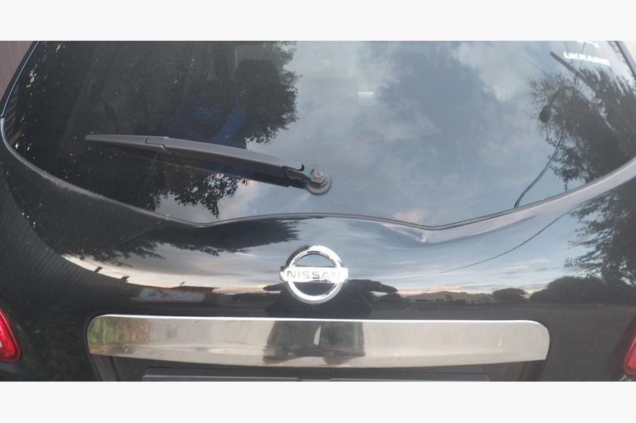 Nissan Qashqai 2010–2014 Okrasna letev nad registrsko tablico (nerjaveče jeklo) Z gumbom, OmsaLine – italijansko nerjavno jeklo Fotografija 2