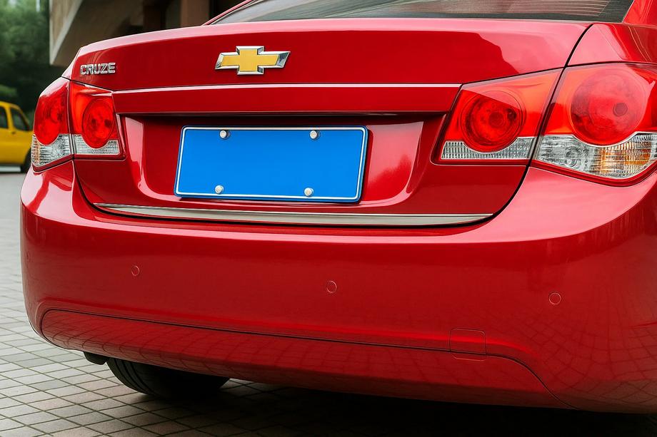 Chevrolet Cruze 2009–2015 Nerjaveča zaščitna letev za rob prtljažnika HB, Carmos – turško nerjavno jeklo Image