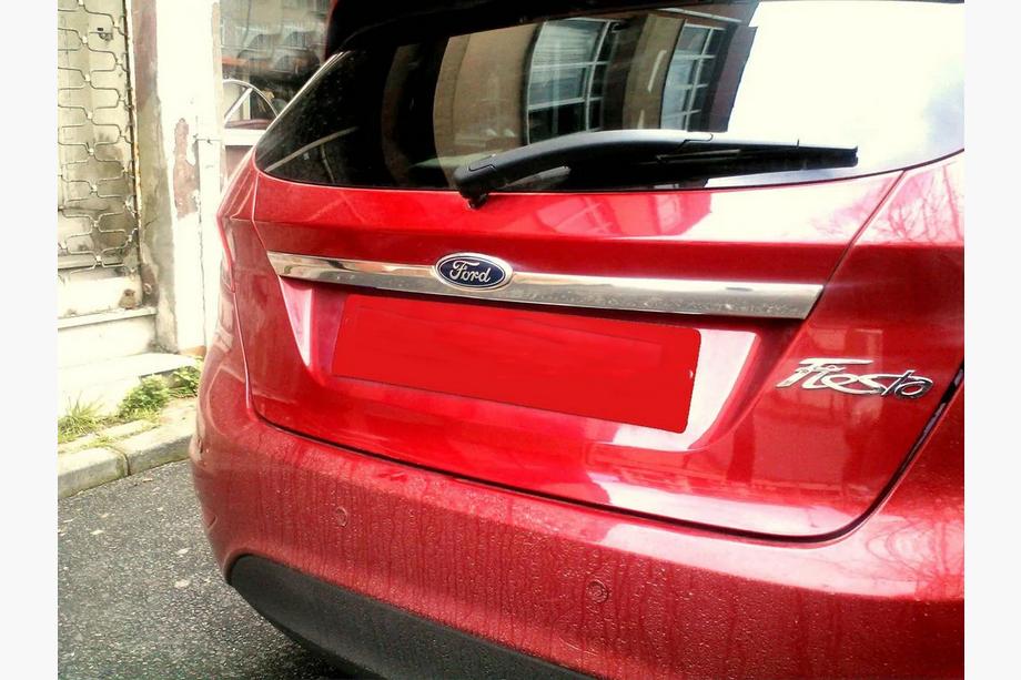 Ford Fiesta 2008–2017 Kromirana letvica nad registrsko tablico (nerjavno jeklo) OmsaLine - italijansko nerjavno jeklo Image