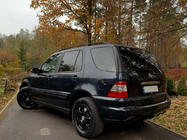 Mercedes ML W163 1997–2005 Okrasna letev nad registrsko tablico (inox) Kromirana plastika fotografija 3