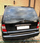 Mercedes ML W163 1997–2005 Okrasna letev nad registrsko tablico (inox) Kromirana plastika fotografija 1