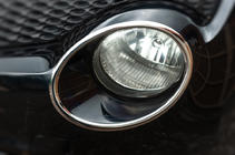 Nissan Juke 2010–2019 Nerjavni pokrovi za sprednje luči (2 kosa) fotografija 2