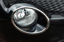 Nissan Juke 2010–2019 Nerjavni pokrovi za sprednje luči (2 kosa) fotografija 1