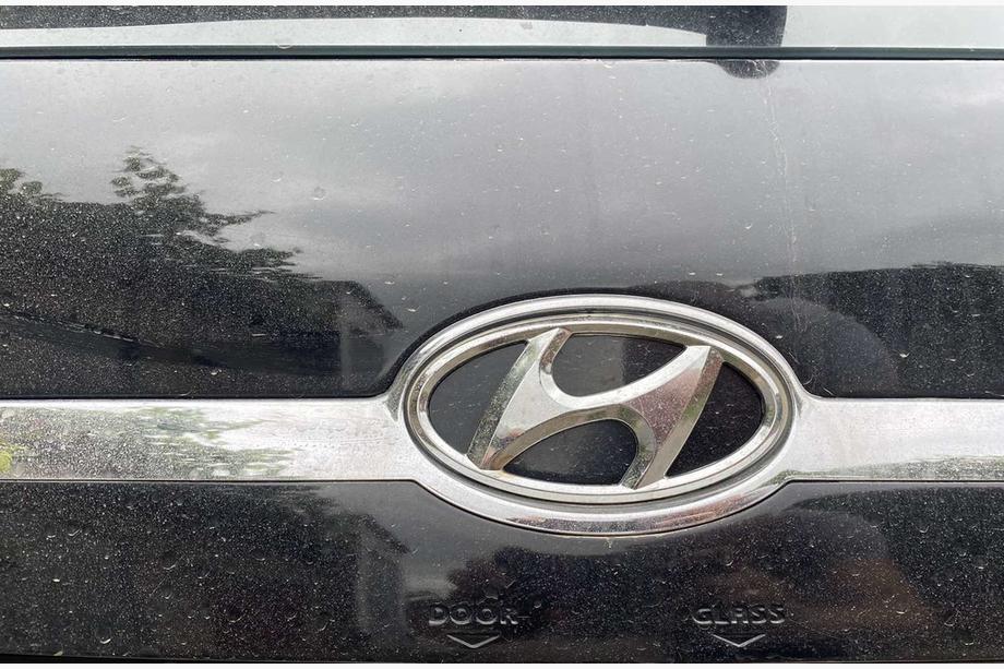 Hyundai Tucson JM 2004– Emblem (samolepilna nalepka, 125 mm (65 mm)) Image