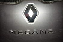 Renault Megane III 2009–2016 Napis Megane 908897337R (270 mm x 25 mm) fotografija 2